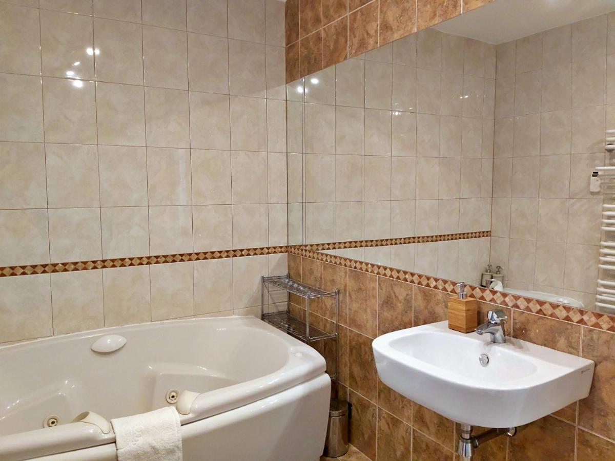 Mitra Zonata Pink Apartment Omiš Екстериор снимка