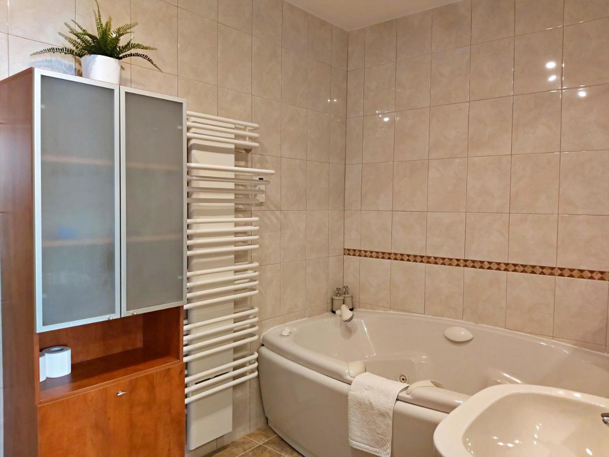 Mitra Zonata Pink Apartment Omiš Екстериор снимка